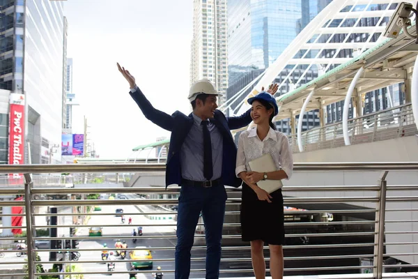 iki mimar inşaat sitesinde