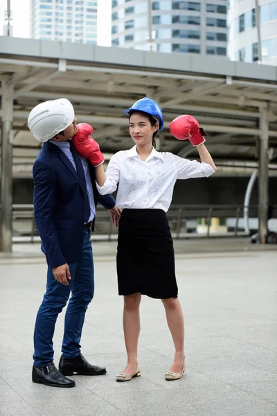 Arquiteta Feminina Luvas Boxe Chutar Seu Colega Masculino — Fotografia de Stock