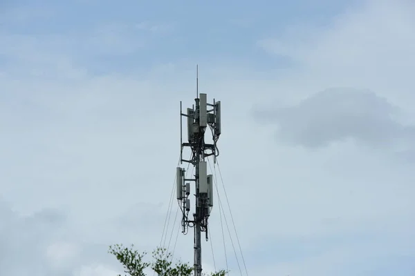 Высокая Башня Электричества Голубом Фоне Неба — стоковое фото