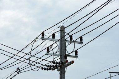 Mavi gökyüzü arka planlı elektrik kulesi 