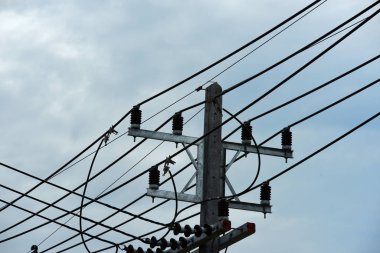 Mavi gökyüzü arka planlı elektrik kulesi 