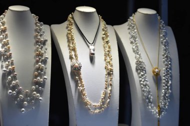 Sergilenen mücevher zincirlerini ve kolyeleri kapat