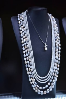 Sergilenen mücevher zincirlerini ve kolyeleri kapat