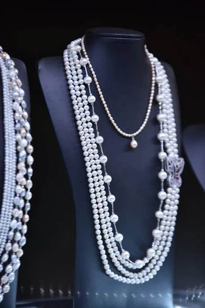 Gros Plan Des Chaînes Bijoux Des Colliers Exposés — Photo