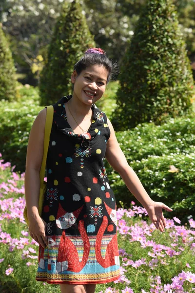 Young Asian Woman Posing Floral Park Colorful Flowers Daytime — Stock Photo, Image