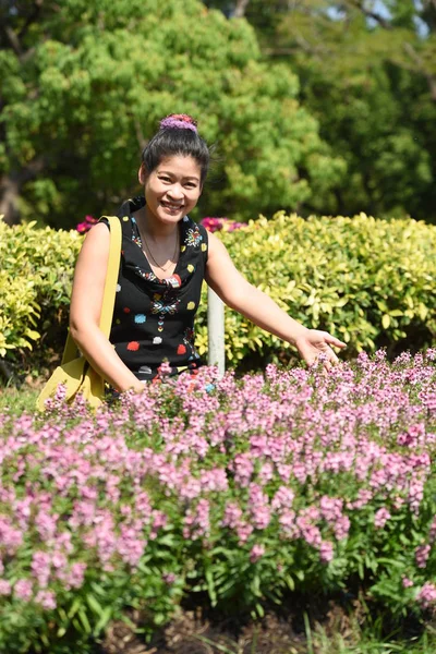 Junge Asiatin Posiert Tagsüber Floralem Park Mit Bunten Blumen — Stockfoto