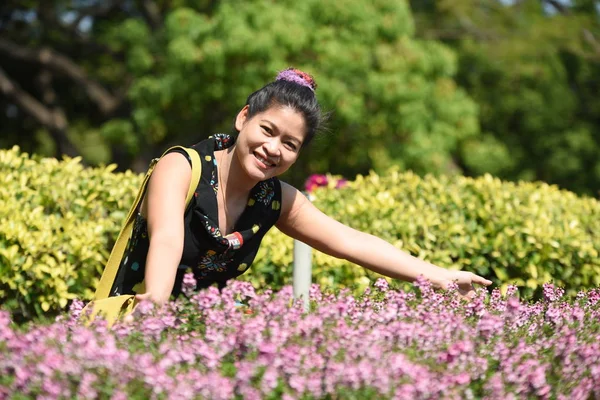 Junge Asiatin Posiert Tagsüber Floralem Park Mit Bunten Blumen — Stockfoto