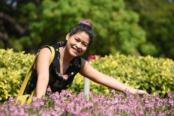 Junge Asiatin Posiert Tagsüber Floralem Park Mit Bunten Blumen — Stockfoto