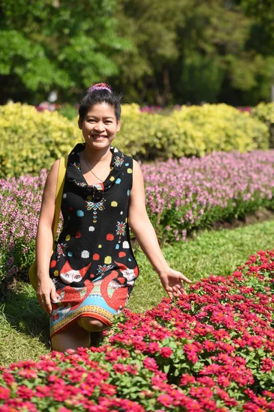 Young Asian Woman Posing Floral Park Colorful Flowers Daytime — Stock Photo, Image