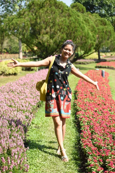 Junge Asiatin Posiert Tagsüber Floralem Park Mit Bunten Blumen — Stockfoto