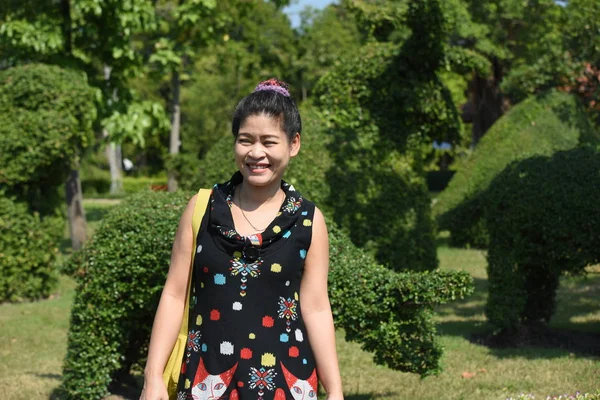 Joven Asiático Mujer Posando Floral Parque Con Colorido Flores Día —  Fotos de Stock