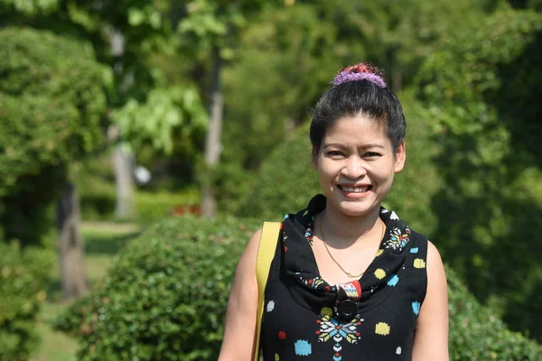 Young Asian Woman Posing Floral Park Colorful Flowers Daytime — Stock Photo, Image