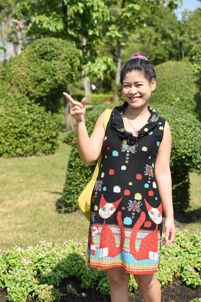 Junge Asiatin Posiert Tagsüber Floralem Park Mit Bunten Blumen — Stockfoto