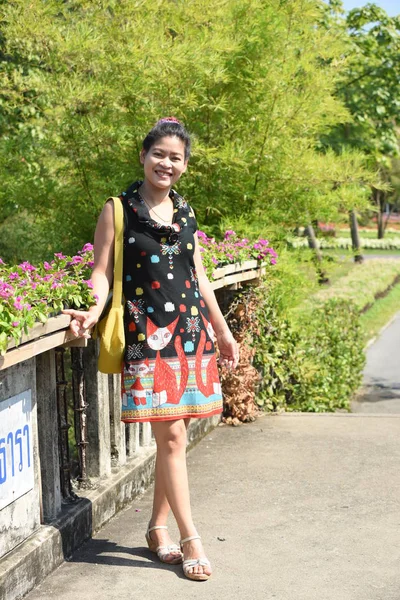 昼間は色とりどりの花で花公園にポーズをとる若いアジア人女性 — ストック写真