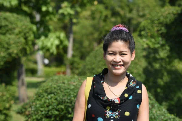 Young Asian Woman Posing Floral Park Colorful Flowers Daytime — Stock Photo, Image