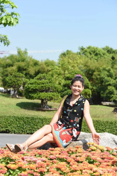Joven Asiático Mujer Posando Floral Parque Con Colorido Flores Día —  Fotos de Stock