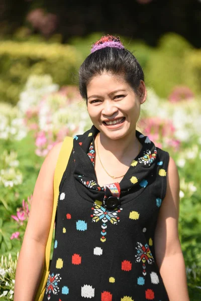 Young Asian Woman Posing Floral Park Colorful Flowers Daytime — Stock Photo, Image