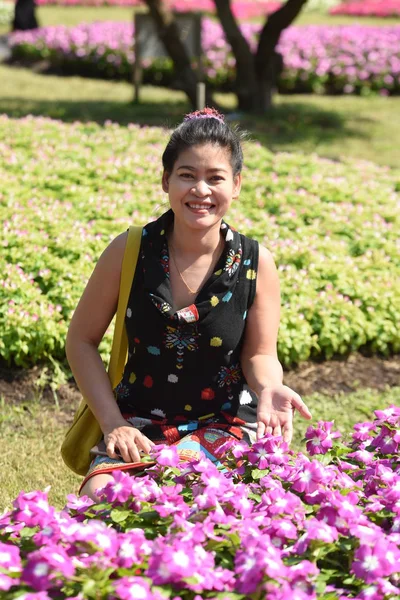 Retrato Mujer Asiática Joven Posando Parque Floral Con Flores Colores —  Fotos de Stock