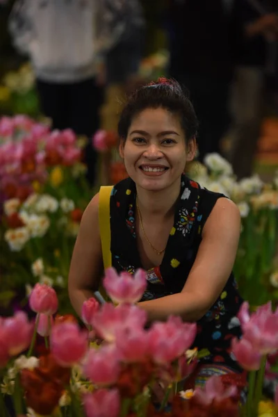 Portrait Young Asian Woman Posing Floral Park Colorful Flowers Daytime — Stock Photo, Image