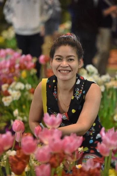 Portrait Young Asian Woman Posing Floral Park Colorful Flowers Daytime — Stock Photo, Image