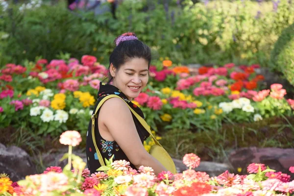 Giovane Donna Asiatica Posa Nel Parco Floreale Con Fiori Colorati — Foto Stock