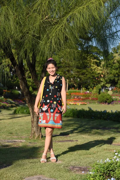 Young Asian Woman Posing Floral Park Colorful Flowers Daytime — Stock Photo, Image