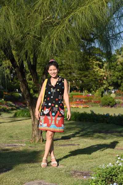 Young Asian Woman Posing Floral Park Colorful Flowers Daytime — Stock Photo, Image