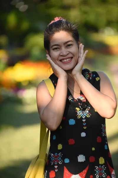Młody Azji Kobieta Pozowanie Kwiatowy Park Kolorowe Kwiaty Dzień — Zdjęcie stockowe