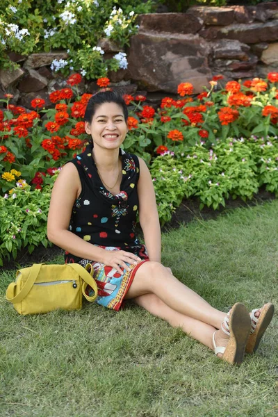 Genç Asyalı Kadın Çiçek Parkında Gündüz Vakti Renkli Çiçeklerle Poz — Stok fotoğraf