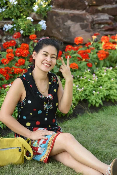 Giovane Donna Asiatica Posa Nel Parco Floreale Con Fiori Colorati — Foto Stock