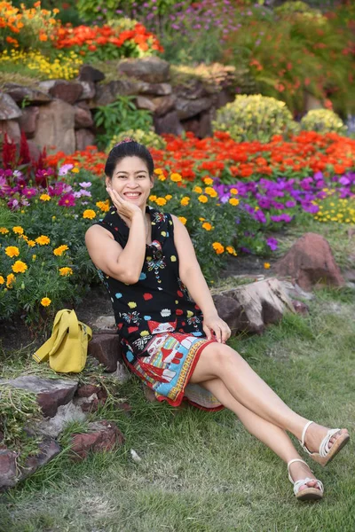 Young Asian Woman Posing Floral Park Colorful Flowers Daytime — Stock Photo, Image