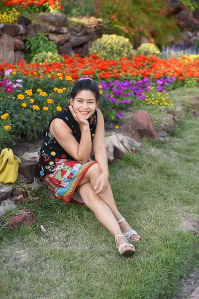 Young Asian Woman Posing Floral Park Colorful Flowers Daytime — Stock Photo, Image