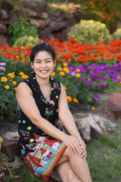 Young Asian Woman Posing Floral Park Colorful Flowers Daytime — Stock Photo, Image