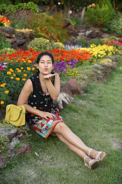 Joven Asiático Mujer Posando Floral Parque Con Colorido Flores Día —  Fotos de Stock