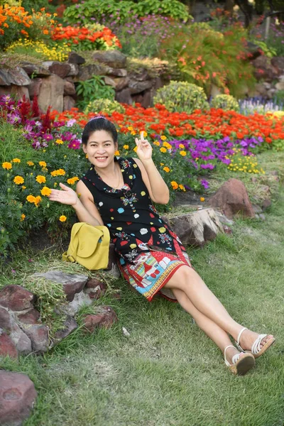 Junge Asiatin Posiert Tagsüber Floralem Park Mit Bunten Blumen — Stockfoto