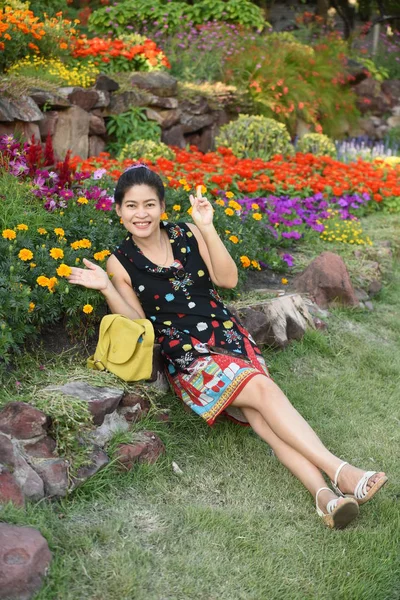 Jonge Aziatische Vrouw Poseren Bloemenpark Met Kleurrijke Bloemen Overdag — Stockfoto