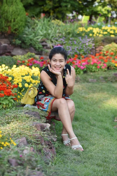 Junge Asiatin Posiert Tagsüber Floralem Park Mit Bunten Blumen — Stockfoto