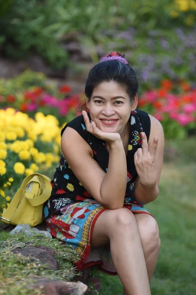 Молодая Азиатка Позирует Цветочном Парке Красочными Цветами Днем — стоковое фото