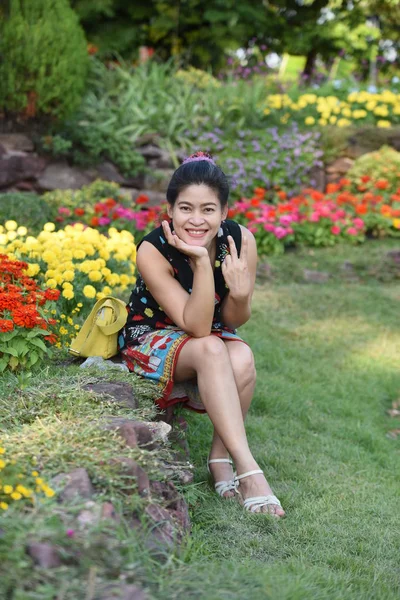 Young Asian Woman Posing Floral Park Colorful Flowers Daytime — Stock Photo, Image