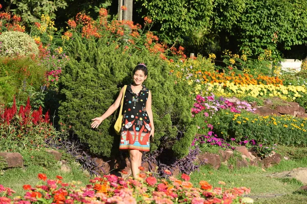 Junge Asiatin Posiert Tagsüber Floralem Park Mit Bunten Blumen — Stockfoto