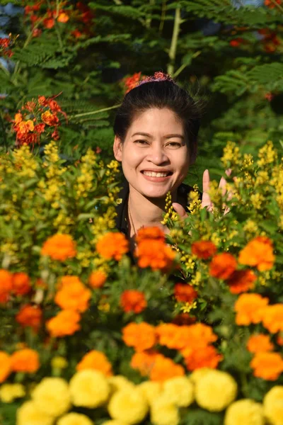 Portrait Young Asian Woman Posing Floral Park Colorful Flowers Daytime — Stock Photo, Image