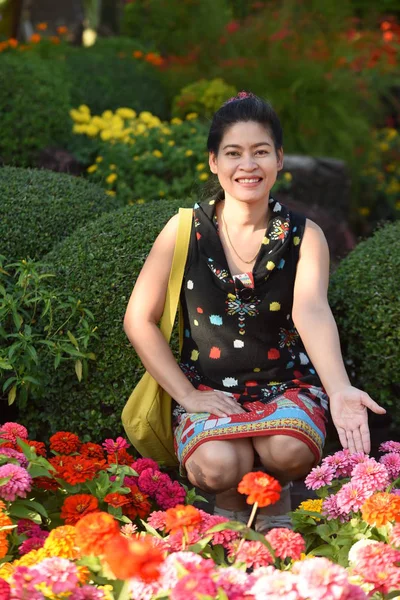 Portrait Young Asian Woman Posing Floral Park Colorful Flowers Daytime — Stock Photo, Image