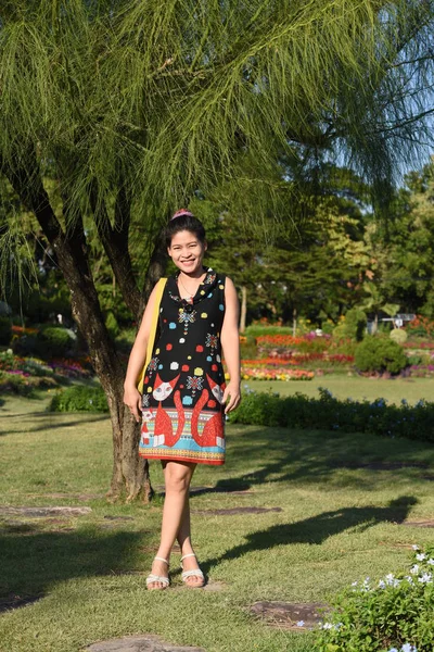Портрет Молодой Азиатки Позирующей Цветочном Парке Красочными Цветами Днем — стоковое фото