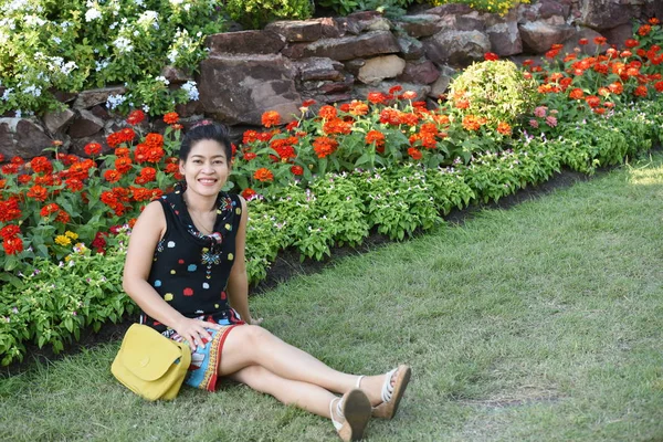 Ritratto Giovane Donna Asiatica Posa Nel Parco Floreale Con Fiori — Foto Stock