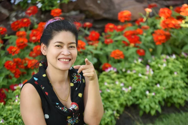 Portrait Young Asian Woman Posing Floral Park Colorful Flowers Daytime — Stock Photo, Image