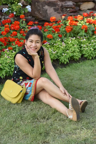 Portrait Young Asian Woman Posing Floral Park Colorful Flowers Daytime — Stock Photo, Image