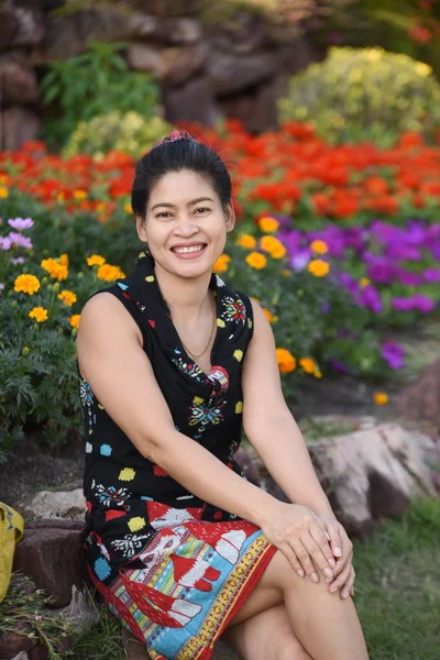 Portrait Young Asian Woman Posing Floral Park Colorful Flowers Daytime — Stock Photo, Image