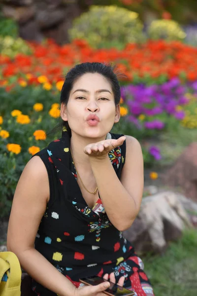 Portrait Young Asian Woman Posing Floral Park Colorful Flowers Daytime — Stock Photo, Image