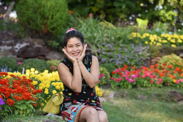 Retrato Mujer Asiática Joven Posando Parque Floral Con Flores Colores —  Fotos de Stock