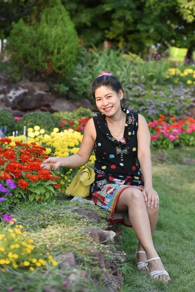 Portrait Young Asian Woman Posing Floral Park Colorful Flowers Daytime — Stock Photo, Image